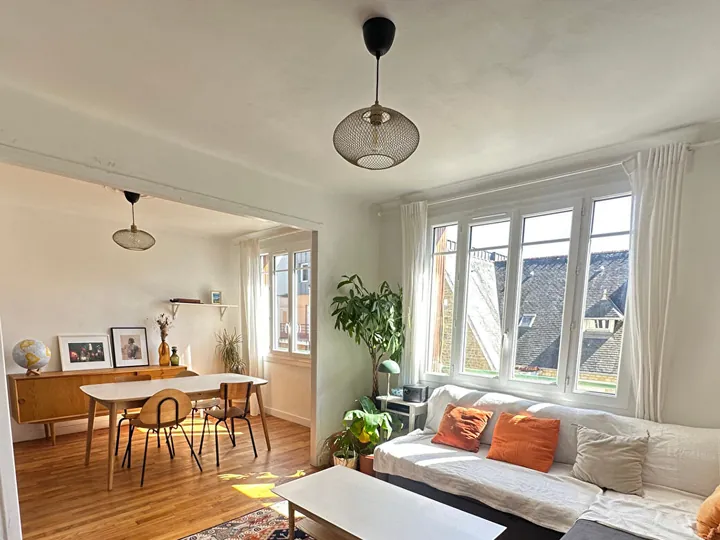 Le séjour lumineux d’un appartement du centre de Rennes vendu par GIR