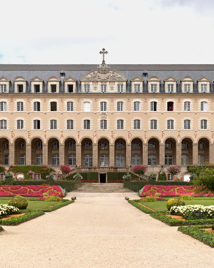 Le palais Saint-Georges et son jardin à Rennes