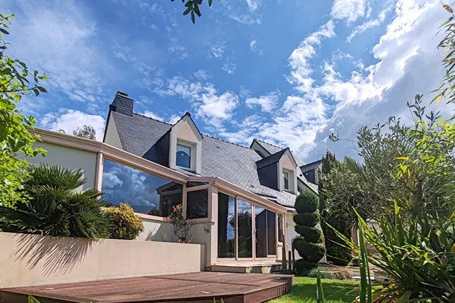 Maison avec terrasse en bois et jardin