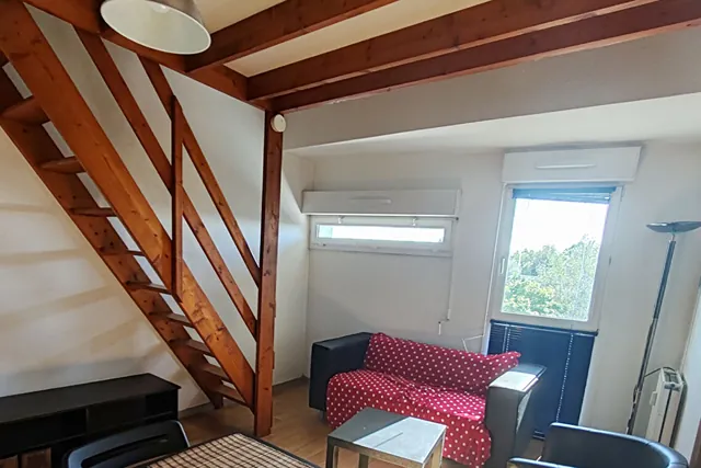 Séjour d’un duplex sous les toits, avec son escalier vers la mezzanine