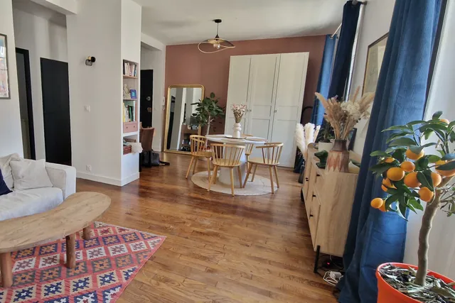Séjour lumineux d’un appartement du quartier Thabor