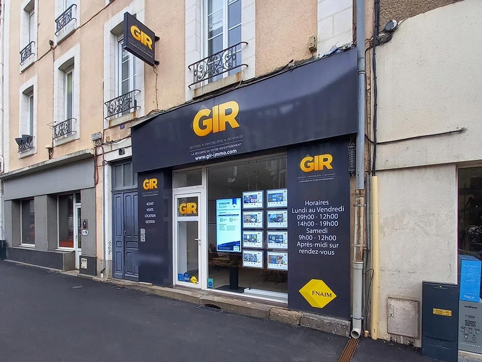 La vitrine bleu marine de l’agence GIR, boulevard de Beaumont à Rennes